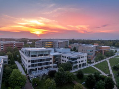 Columbia Maryland 'deki Howard County Community College' ın hava gün batımı görüntüsü, Akademik ortak alanlar, Horowitz Merkezi, Bilim, Mühendislik binası, Öğrenci Birliği