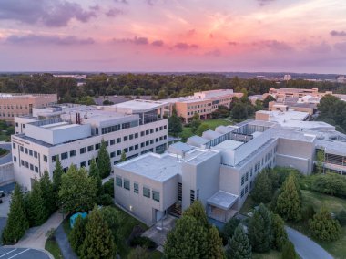 Columbia Maryland 'deki Howard County Community College' ın hava gün batımı görüntüsü, Akademik ortak alanlar, Horowitz Merkezi, Bilim, Mühendislik binası, Öğrenci Birliği