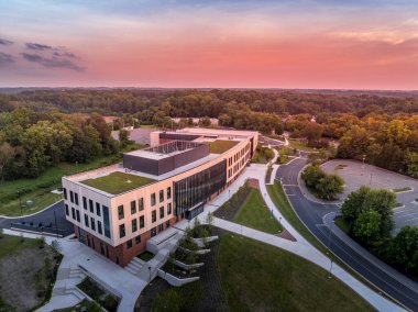 Howard County Devlet Üniversitesi Spor Merkezi 'nin hava gün batımı görüntüsü