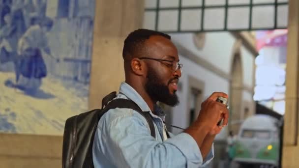 Улыбающийся Молодой Африканский Американец Cmera Против Классической Стены Azulejo Путешествие — стоковое видео