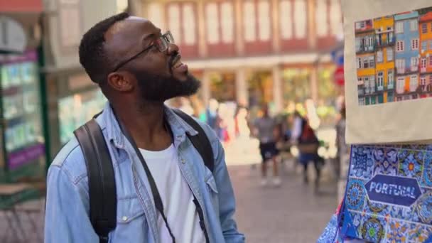 Junger Afrikanisch Amerikanischer Reisender Mit Kamera Bei Der Auswahl Der — Stockvideo