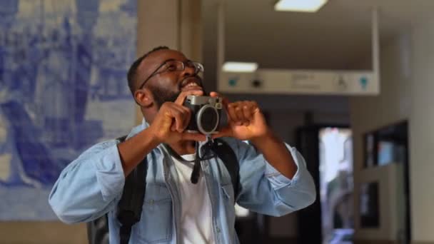 古典的なアズレージョの壁にカメラを向ける若いアフリカ系アメリカ人の男を笑顔 ポルトガルへの旅行 — ストック動画