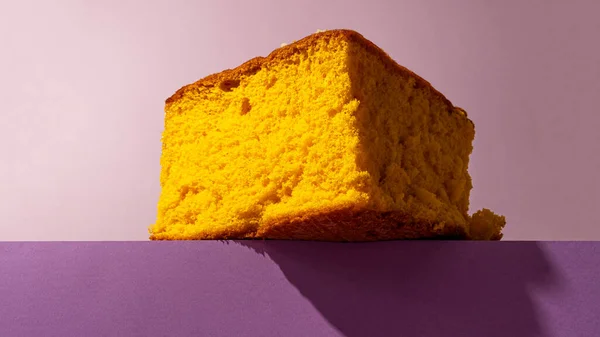 Велика Частина Pao Arouka Типового Португальського Торта Мінімалістичний Фіолетовий Фон — стокове фото