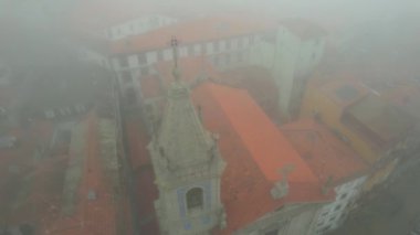 Portekiz kilisesinin sisli yukarısı Oporto şehrindeki Igreja de Sao Jose das Taipas., 