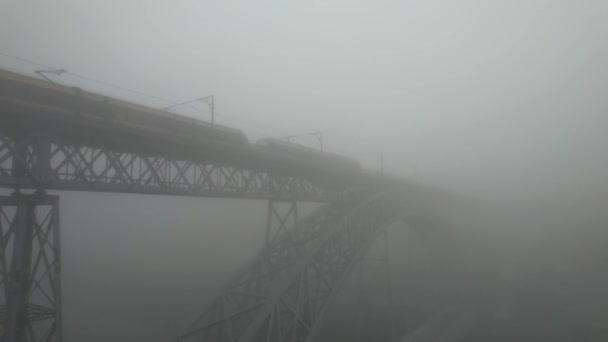 Cidade Porto Com Ponte Luís Incrível Nevoeiro Cinzento Portugal — Vídeo de Stock
