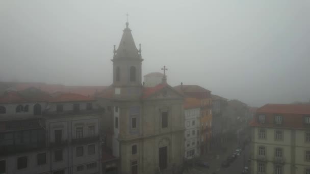 Pandangan Udara Berkabut Terhadap Gereja Portugis Kota Oporto — Stok Video