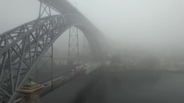ポルトガルアメージンググレー霧霧でルイスIブリッジとドゥロ川とポルト空中都市景観 — ストック動画