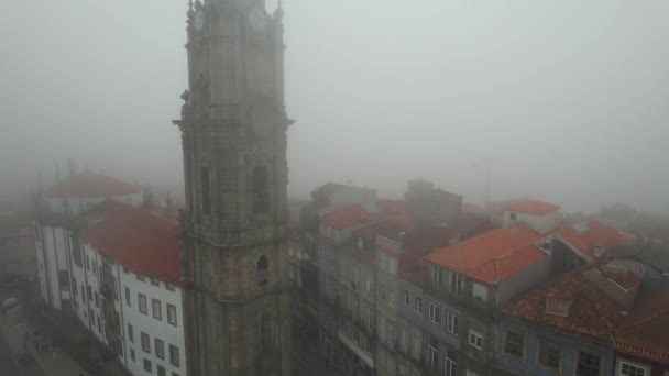 Pemandangan Udara Epic Foggy Dari Clerigos Church Baroque Bell Tower — Stok Video