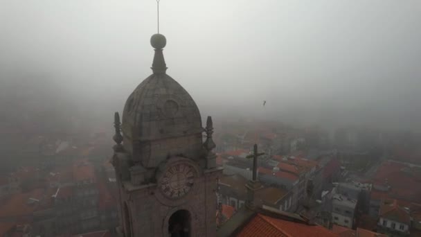 Mistig Uitzicht Kerk Igreja Nossa Senhora Vitoria Porto Stad Vliegende — Stockvideo