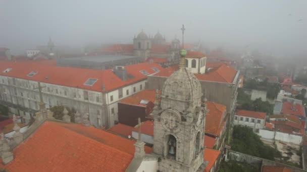 Mlhavý Letecký Pohled Kostel Igreja Nossa Senhora Vitoria Městě Porto — Stock video
