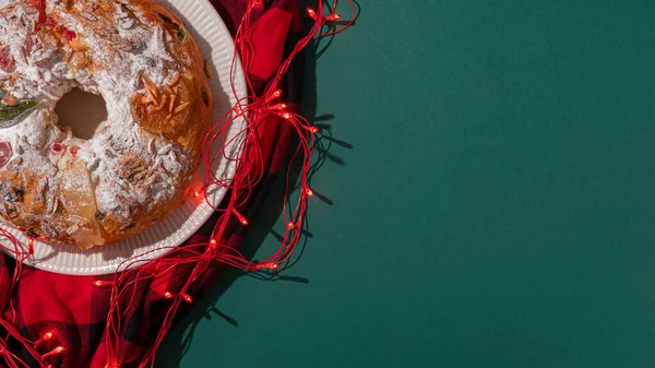 Португальский Традиционный Рождественский Торт Bolo Rei Зеленом Фоне Копировальным Пространством — стоковое фото