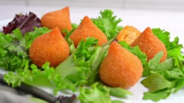 Geleneksel kızarmış coxinha de frango - beyaz masada tavuk kroket, Brezilya yemeği.
