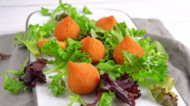 Geleneksel kızarmış Coxinha de Frango 'nun dönen videosu - Beyaz masada tavuk kroketi, Brezilya yemeği.
