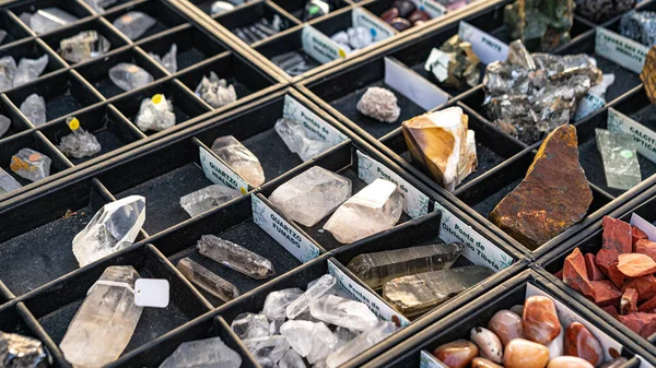 Kutularda doğal değerli taşlar var. İyileştirmek için mineral taşlar, sunak, meditasyon, reiki, ruhani uygulama, ritüel, cadılık.