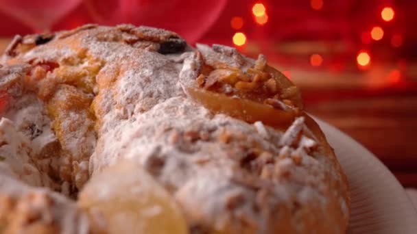 ポルトガルのボロ レイは 果物やアイシングを使った伝統的なクリスマスケーキです クローズアップビデオを回転させます 選択的焦点 — ストック動画
