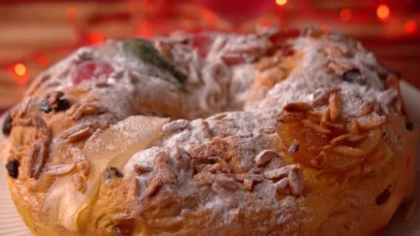 ポルトガルのボロ レイは 果物やアイシングを使った伝統的なクリスマスケーキです クローズアップビデオの回転 — ストック動画