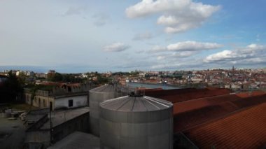 Çelik şarap damıtma tanklarının hava görüntüleri. Porto yakınlarındaki Vila Nova de Gaia şehrinde şarap üretim tesisi. Portekiz Şaraphanesi