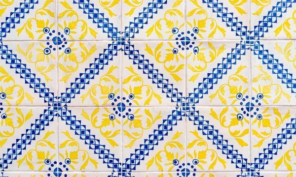 Fragmento Muro Edificable Con Baldosas Cerámicas Amarillas Azules Azulejo Fondo — Foto de Stock