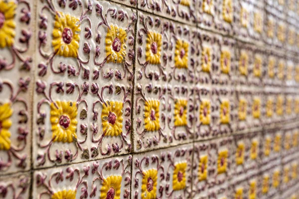 Фрагмент Будівельної Стіни Жовтою Квітковою Керамічною Плиткою Азулєжу Абстрактний Декоративний — стокове фото