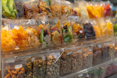 Porto pazarında satılan çeşitli kurutulmuş meyve çeşitleri, tipik Portekiz ürünleri.