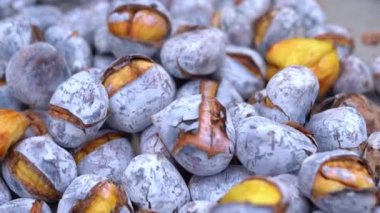 Lezzetli barbekü kestanesi ızgarası. Geleneksel sonbahar ve kış sokak yemekleri