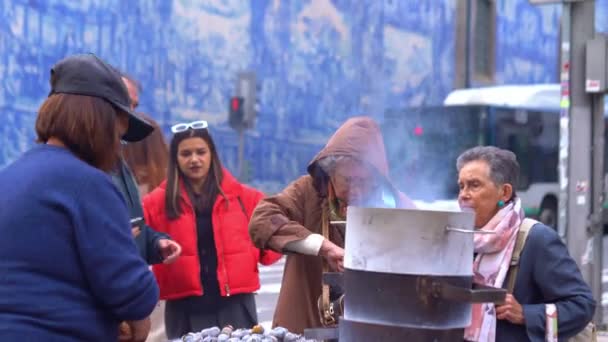 Portugal Portugal 2022年11月15日 老年妇女在典型的带有Azulejo背景的葡萄牙街上购买烧烤栗子 — 图库视频影像