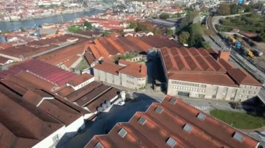 Vila Nova de Gaia 'daki geleneksel şarap mahzenlerinin çatılarının hava görüntüleri. Portekiz 