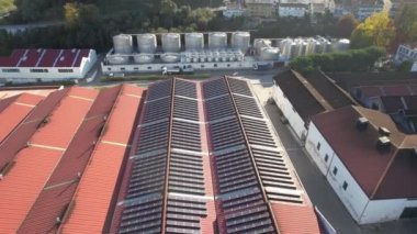 Vila Nova de Gaia 'daki geleneksel şarap mahzeni ve şarap tanklarının çatılarının hava görüntüleri. Portekiz 