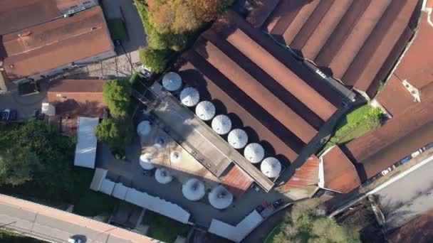 トップダウンの空中映像 ワイン発酵のための大きなスチールバレル ポルトガルのポルトワイン生産工場 — ストック動画