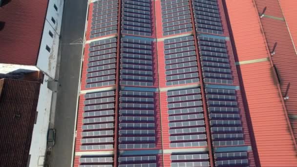ヴィラ ノヴァ ガイアの長いワインセラーの太陽電池パネルの空中映像 ポルトガル — ストック動画
