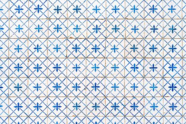 Beyaz ve mavi seramik duvarlı bina duvarı parçaları Azulejo Soyut dekoratif arka plan desenli dekoratif desenler. Geleneksel Portekiz mimarisi 