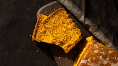 İki dilim Portekiz Pao de Lo de Arouka, tipik bir sünger keki. Düz yatıyordu