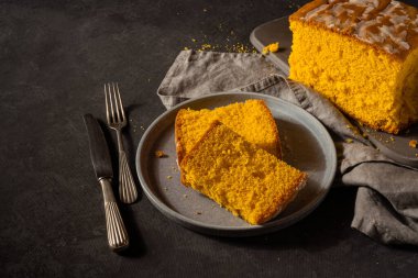 Pao de Lo de Arouka, tipik bir Portekiz sünger keki. Tabakta büyük parçalar var.