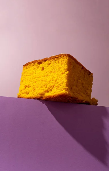 Велика Частина Pao Arouka Типового Португальського Торта Мінімалістичний Фіолетовий Фон — стокове фото