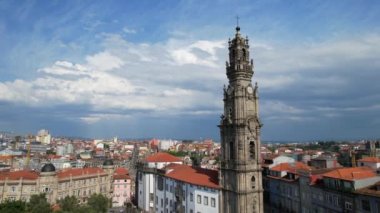 Portekiz 'in Oporto şehrinin ünlü şehir simgesi olan Barok Çan Kulesi Clerigos Kilisesi' nin destansı hava manzarası.