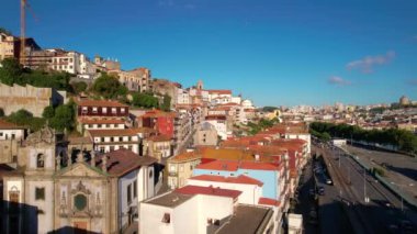 Porto şehrinin hava aracı görüntüsü, tipik kiremit kırmızısı çatılar, güneşli bir günde evler, Portekiz