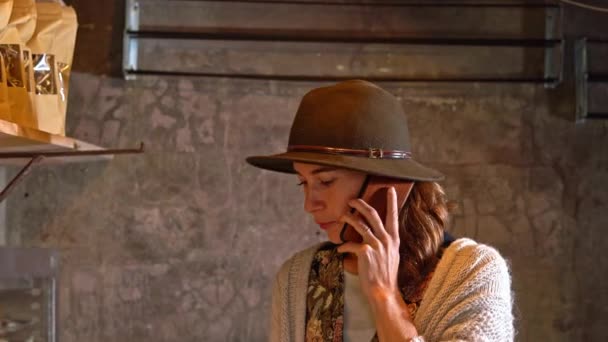 Mladá Evropská Podnikatelka Která Mluví Telefonu Přidává Něco Zápisníku Zatímco — Stock video