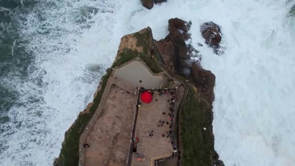 葡萄牙纳扎尔市Sao Miguel Arcanjo灯塔的人民自上而下的空中景观 纳扎尔以拥有世界上最大的海浪而闻名 — 图库视频影像