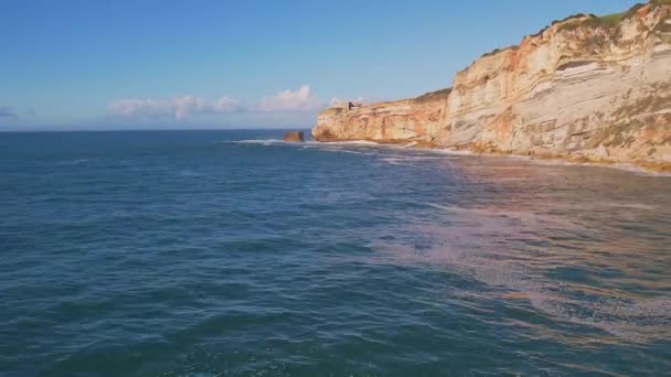Prachtig Uitzicht Vanuit Lucht Rots Met Vuurtoren Vanaf Nazare Beach — Stockvideo