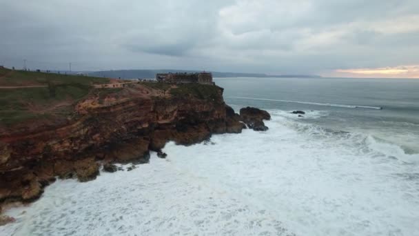 Kayalıklardaki Insanların Hava Görüntüsü Portekiz Nazare Kasabasındaki Kuzey Sahili Ndeki — Stok video