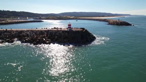 在阳光明媚的日子里从空中俯瞰Nazare灯塔 葡萄牙 — 图库视频影像