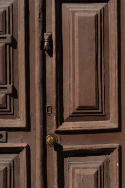 Kahverengi ahşap kapı. Ahşap dokular. Minimalizm ve tarih kavramı. Kapalı kapı arkaplanı