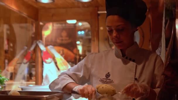 Porto Portugal Novembre 2022 Une Belle Cuisinière Portugaise Manteau Blanc — Video