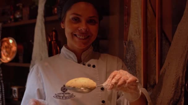 포르토 2022 아름다운 포르투갈 여자가 포르투갈의 요리인 파스텔데바 요리하다 — 비디오