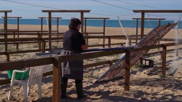 ナザレ ポルトガル 2022 伝統的な魚の乾燥ナザレ ポルトガルのビーチで ナザレ Nazare ポルトガルの大西洋岸にある漁村 — ストック動画