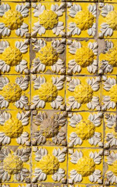 Sarı çiçekli seramik duvarlı bina duvarı Azulejo soyut dekoratif arkaplan desenli dekoratif desenli. Geleneksel Portekiz mimarisi