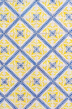 Sarı ve mavi seramik duvarlı bina duvarı Azulejo soyut dekoratif arka planı desenli. Geleneksel Portekiz mimarisi 