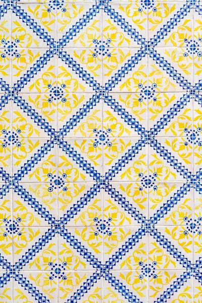 Sarı ve mavi seramik duvarlı bina duvarı Azulejo soyut dekoratif arka planı desenli. Geleneksel Portekiz mimarisi 
