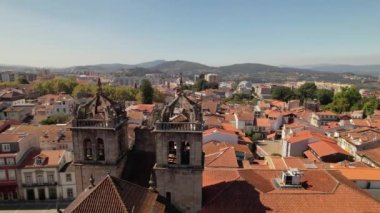  Portekiz 'in tarihi şehir merkezi Braga ve Braga Katedrali' nin insansız hava aracı görüntüsü