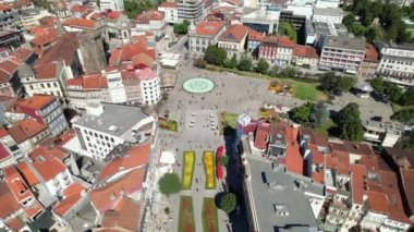  Portekiz 'in Braga şehrinin tarihi merkezindeki Praca da Republica' nın insansız hava aracı görüntüsü